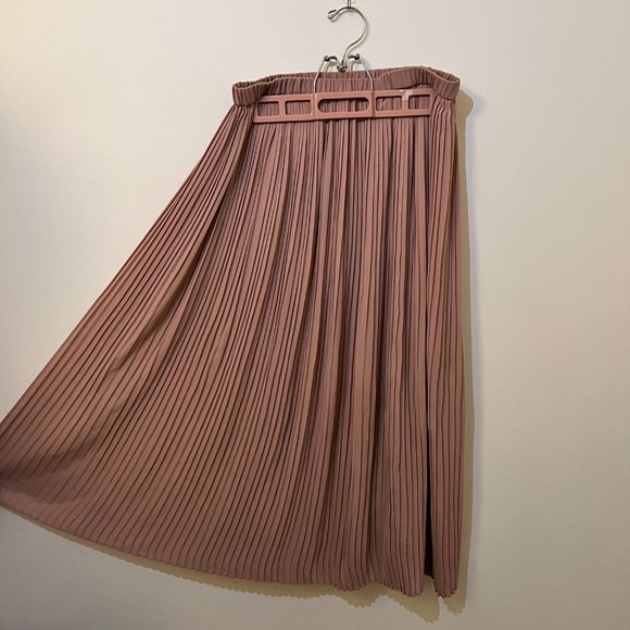 Uniqlo pink pleated skirt, size medium - Picture 4 of 5